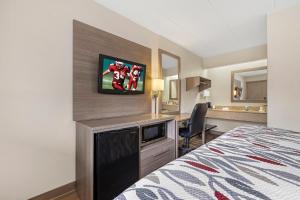 Televiisor ja/või meelelahutuskeskus majutusasutuses Red Roof Inn Parsippany