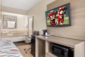 Televiisor ja/või meelelahutuskeskus majutusasutuses Red Roof Inn Parsippany
