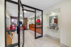 Kuchyň nebo kuchyňský kout v ubytování Red Roof Inn Parsippany