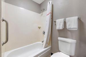 Vannituba majutusasutuses Red Roof Inn Parsippany