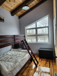 Postel nebo postele na pokoji v ubytování Rustic Elegance in St Malo + 12 fotografií