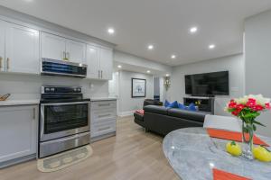 Η κουζίνα ή μικρή κουζίνα στο Stunning 2 bedroom - Oakville Prime Location