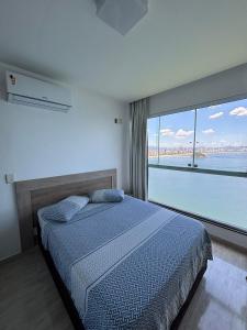 une chambre avec un lit et une grande fenêtre dans l'établissement Apartamento com Vista Única e Maravilhosa !!!, à São Vicente