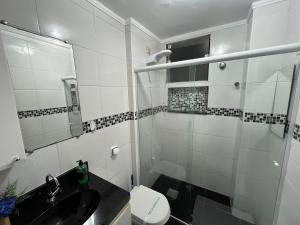 une salle de bain avec une douche, des toilettes et un lavabo dans l'établissement Apartamento com Vista Única e Maravilhosa !!!, à São Vicente 56 autres photos