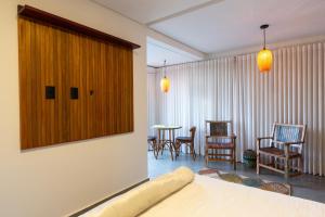 a room with a bed and a table and chairs at Serra de Aruna in Pirenópolis