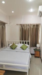 Postel nebo postele na pokoji v ubytování M-Plus Homestay Sukhothai