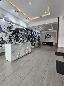 Großes Zimmer mit Wandgemälde in der Unterkunft Beautiful loft 607 in Centro Historico Centro Vivo in Las Victorias + 46 Fotos