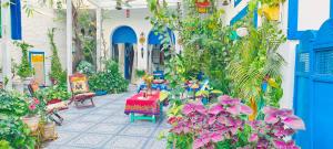 The Coral House Homestay by the Taj外面的花园