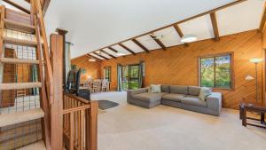 'The Treehouse On Hardys' by Accom Holidays的休息区