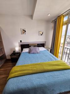 ein Schlafzimmer mit einem Bett mit einer gelben Decke darauf in der Unterkunft Modern Loft 511 in Centro Historico Centro Vivo in Las Victorias