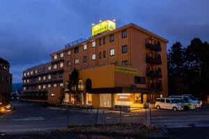 御殿場市にあるホテルセレクトイン富士山御殿場の上に看板がある建物