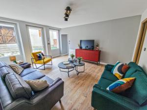a living room with two couches and a tv at Magnum 80 Terrasse & Climatisation - 6 personnes - BnB Epernay in Épernay