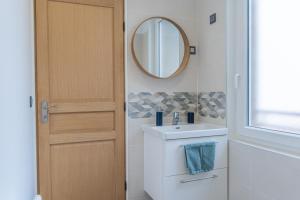 a bathroom with a sink and a mirror at Magnum 80 Terrasse & Climatisation - 6 personnes - BnB Epernay in Épernay +51 photos