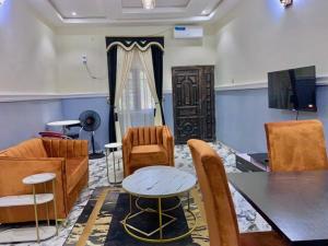 TV a/nebo společenská místnost v ubytování Luxury 3-Bedrooms, 3 Bathrooms Apartment At Oxford Villa Nnewi