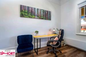 una camera con una scrivania e due sedie di Paddington Villa 1 - Free Wi-fi, Netflix a Orange Altre 27 foto