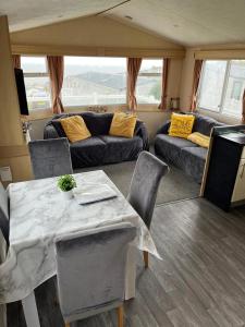 Haven Devon Cliffs Caravan的休息区
