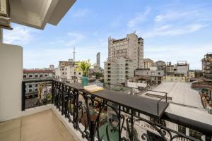 Un balcón con vista a una ciudad en KLY Boutique Hotel Hue, en Hue