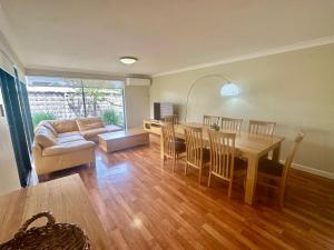 un salon avec une table et un canapé dans l'établissement Escape to Villa 4 - Cape View Resort, à Broadwater