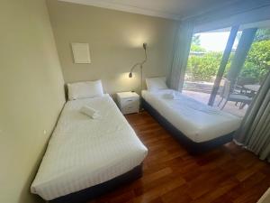une chambre avec deux lits et un balcon dans l'établissement Escape to Villa 4 - Cape View Resort, à Broadwater 34 autres photos