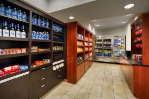 Supermarket nebo jiné obchody v  hotelu nebo okolí