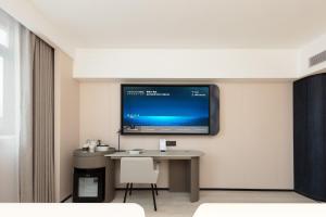 Sjónvarps- og/eða afþreyingartæki á Atour Light Hotel Shanghai Pudong Chuansha Road