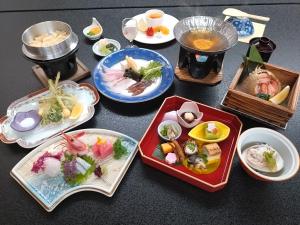 小松市Manten no Tsujinoya的桌子上摆着几盘食物