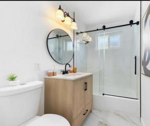 Koupelna v ubytování cozy house 4 bedrooms 2 baths