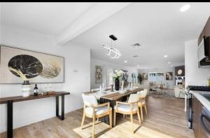 Kuchyň nebo kuchyňský kout v ubytování cozy house 4 bedrooms 2 baths