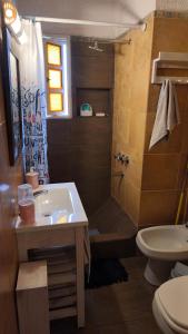 ein Badezimmer mit Waschbecken, Dusche und Toilette in der Unterkunft Dúplex Complejo “Poker” in Villa Gesell + 15 Fotos