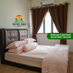 アロースターにあるHomestay Nuri 280 Alor Setarのベッド1台(壁に看板付)