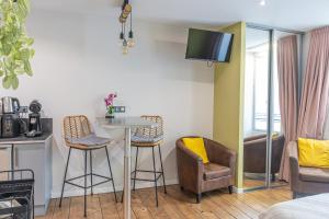 a living room with a table and two chairs at Studio 86 - Climatisation & proche centre-ville- 2 personnes - BnB Epernay in Épernay