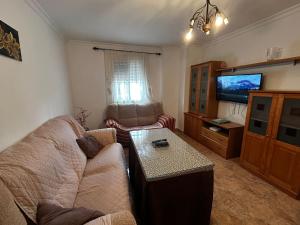 Μια τηλεόραση ή/και κέντρο ψυχαγωγίας στο chalet adosado La morena cerca del caminito del rey