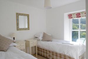 A bed or beds in a room at Bronfelin & Troed-y-Rhiw Holiday Cottage 