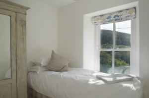 A bed or beds in a room at Bronfelin & Troed-y-Rhiw Holiday Cottage 