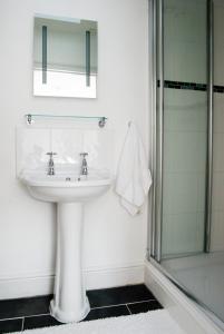 A bathroom at Bronfelin & Troed-y-Rhiw Holiday Cottage 
