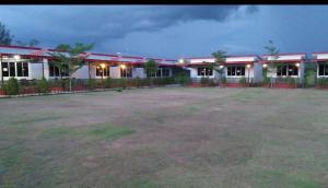 an empty field in front of a building at เยลโล่สโตนรีสอร์ท in Ban Khamong