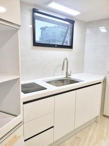 Kuchyň nebo kuchyňský kout v ubytování Busan Songjeong Beach House