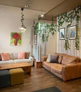 un soggiorno con 2 divani e un divano di Nara Guesthouse 3F a Nara