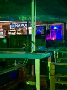 Sohvabaar või baar majutusasutuses Napoli Nataxtari hotel,pool,bar,kamping