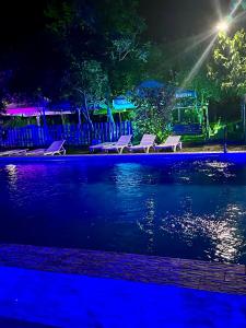 Bassein majutusasutuses Napoli Nataxtari hotel,pool,bar,kamping või selle lähedal