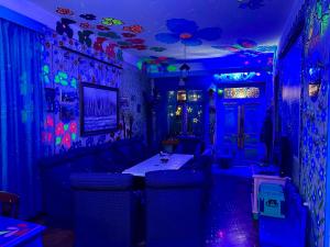 Televiisor ja/või meelelahutuskeskus majutusasutuses Napoli Nataxtari hotel,pool,bar,kamping