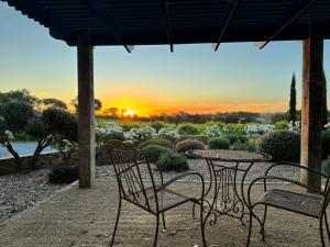 Photo de la galerie de l'établissement The Strand at The Vineyard McLaren Vale - King BR, Comp Minibar, Breakfast Prov, Fireplace, à Blewitts Springs