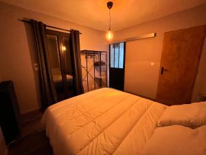 Ένα ή περισσότερα κρεβάτια σε δωμάτιο στο Le Hourmigué maison avec jacuzzi à 15mn de Luchon