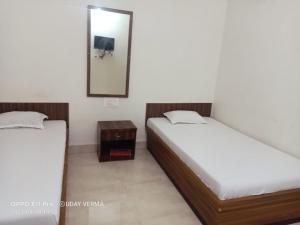 Postel nebo postele na pokoji v ubytování Kumar guest house