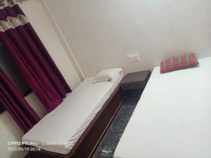 Postel nebo postele na pokoji v ubytování Kumar guest house