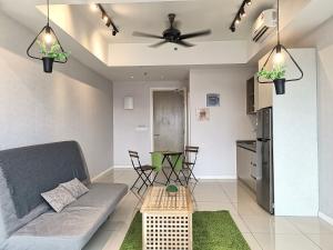 una sala de estar con un sofá y una mesa en The Altus -Icon City Petaling Jaya, en Petaling Jaya