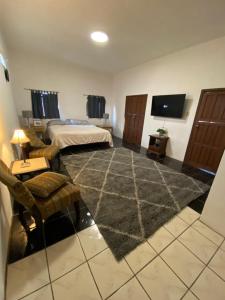 ein Schlafzimmer mit einem Bett und einem großen Teppich in der Unterkunft Casa Corazon de Alamos in Álamos