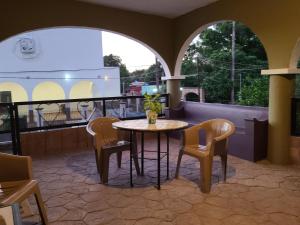 eine Terrasse mit Tisch und Stühlen auf einem Balkon in der Unterkunft Casa Corazon de Alamos in Álamos