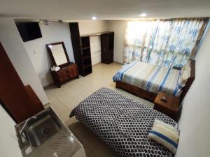 una piccola camera da letto con un letto e uno specchio di Hotelito Ejido San Ale a Momoxpan