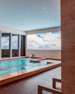 Bazén v ubytování The Bentley Luxury Hotel & Suites nebo v jeho okolí